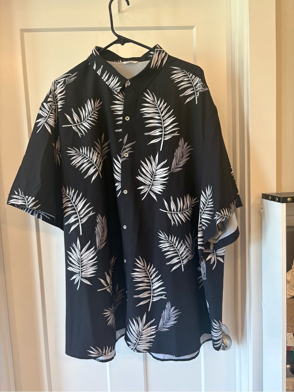 Men's Black Short-Sleeve Button-Down Shirt with White Palm Print - Casual